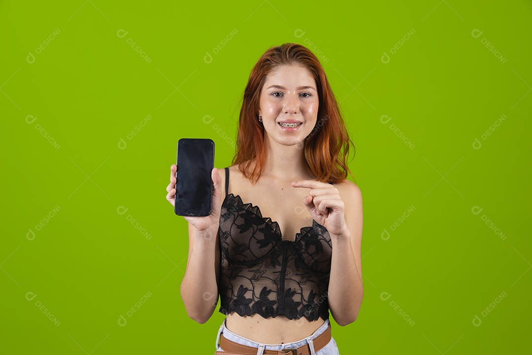Linda mulher jovem garota segurando celular
