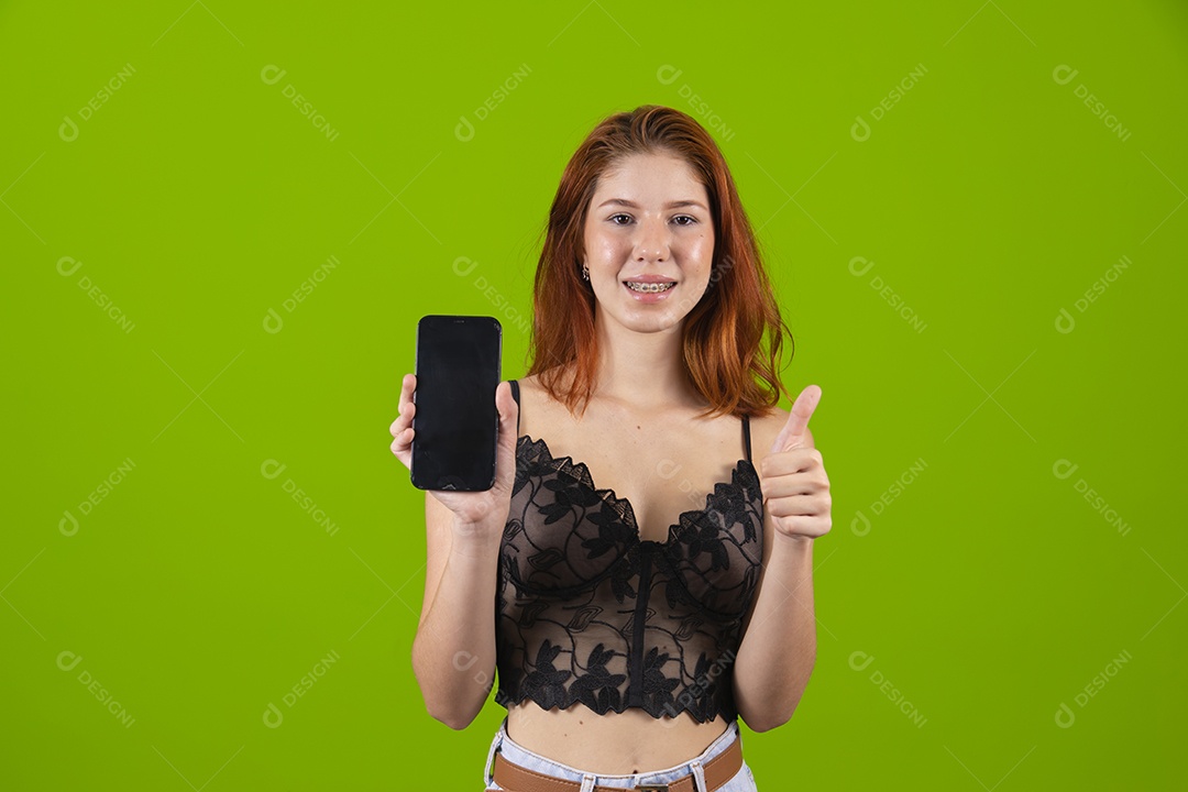 Linda mulher jovem garota segurando celular