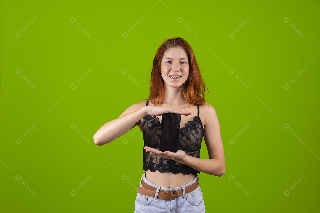 Linda mulher jovem garota segurando celular