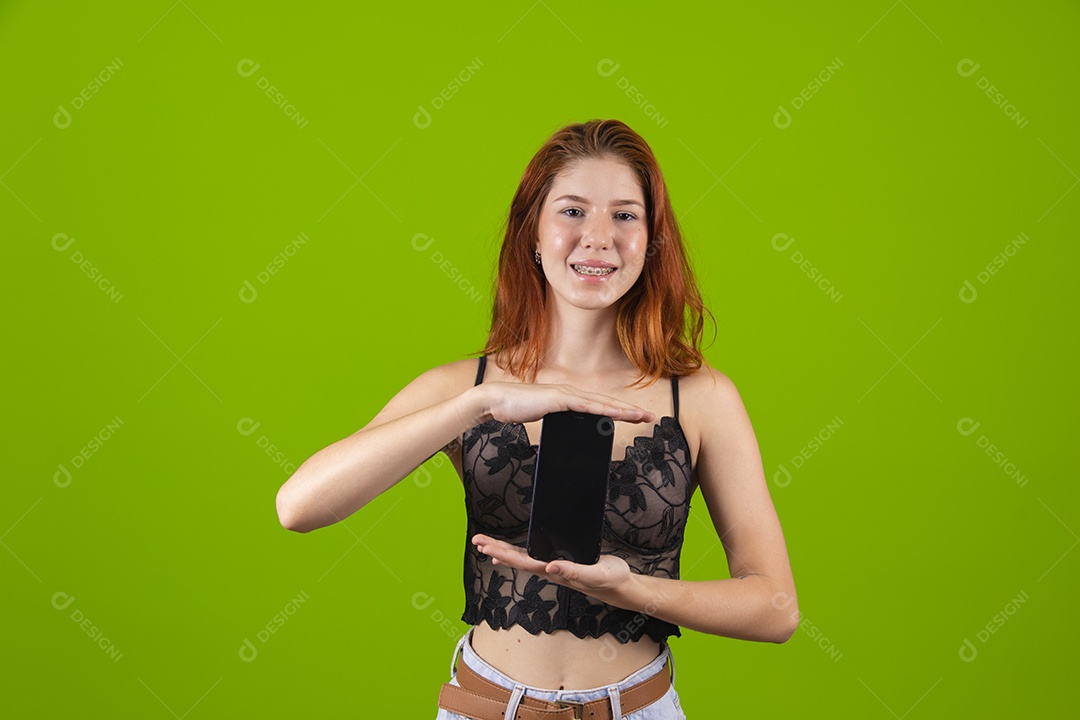 Linda mulher jovem garota segurando celular