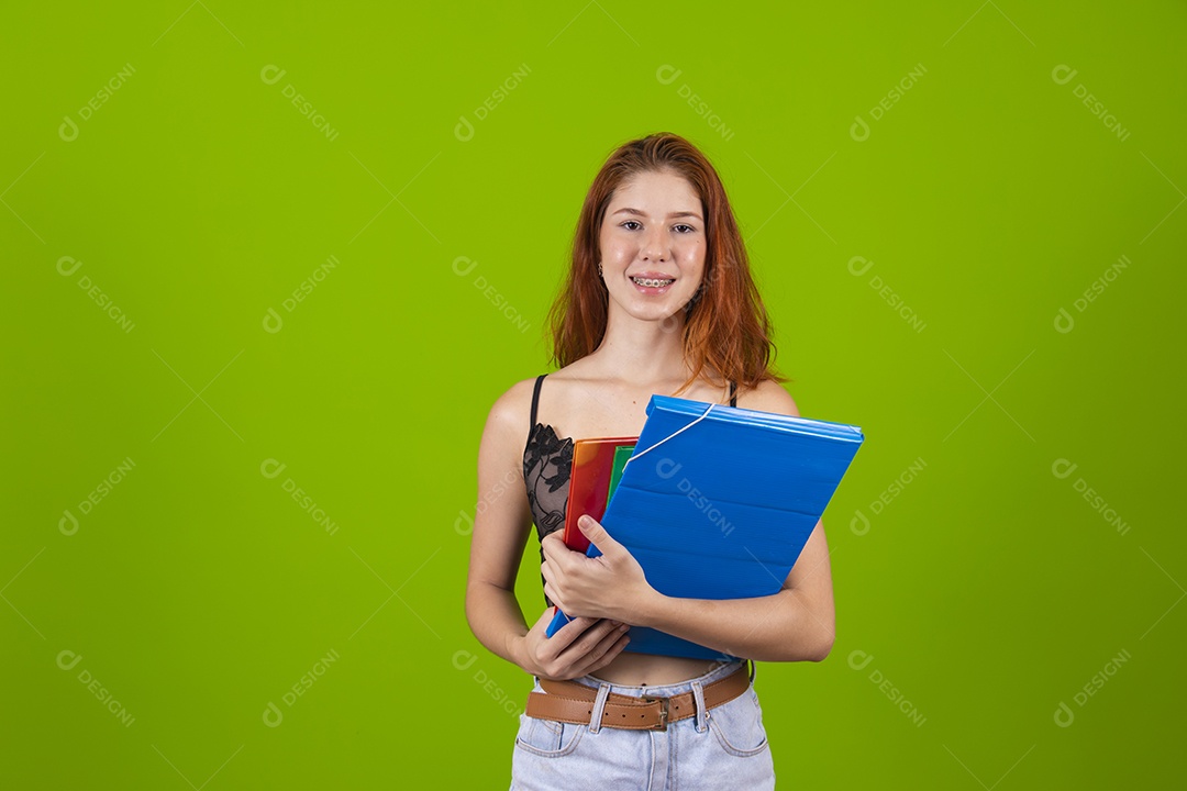 Linda mulher jovem garota segurando pasta