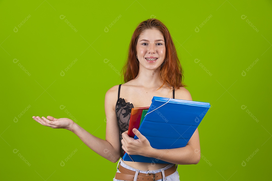 Linda mulher jovem garota segurando pasta