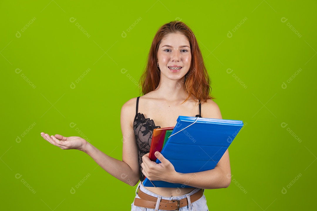 Linda mulher jovem garota segurando pasta