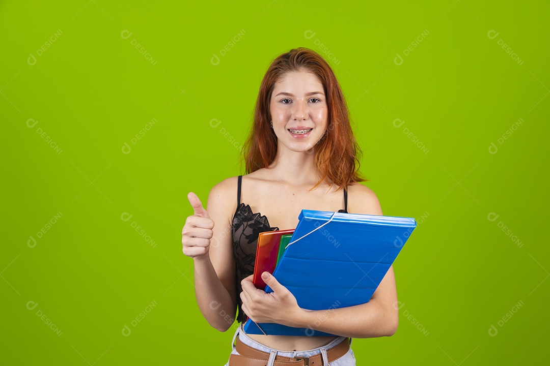 Linda mulher jovem garota segurando pasta