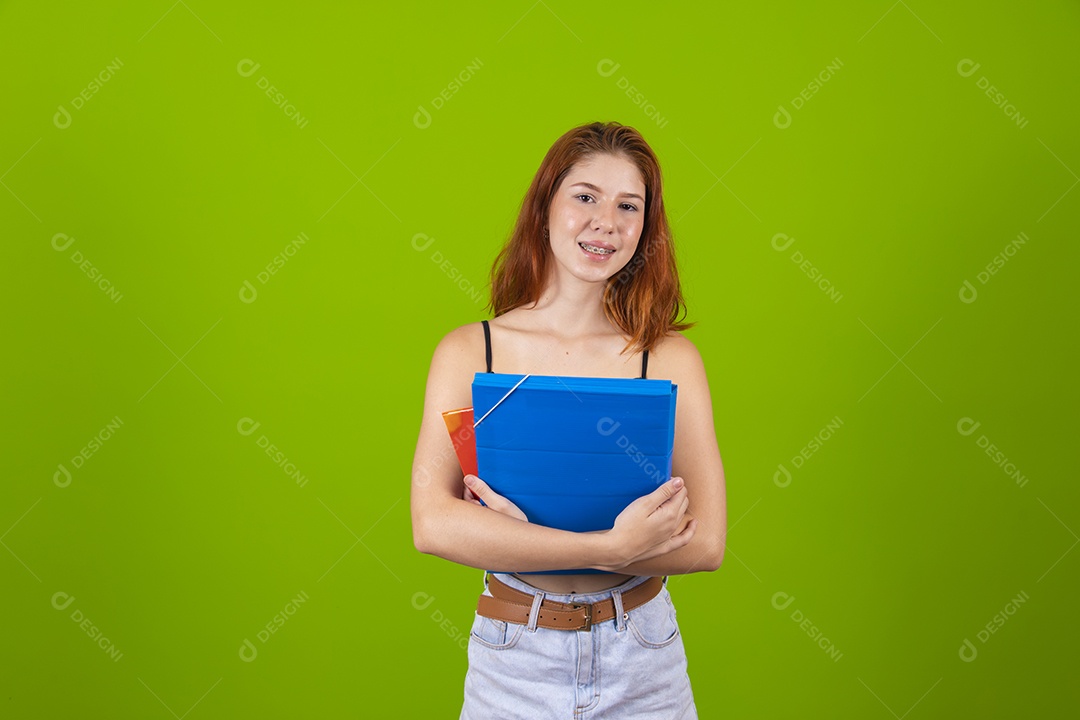 Linda mulher jovem garota segurando pasta