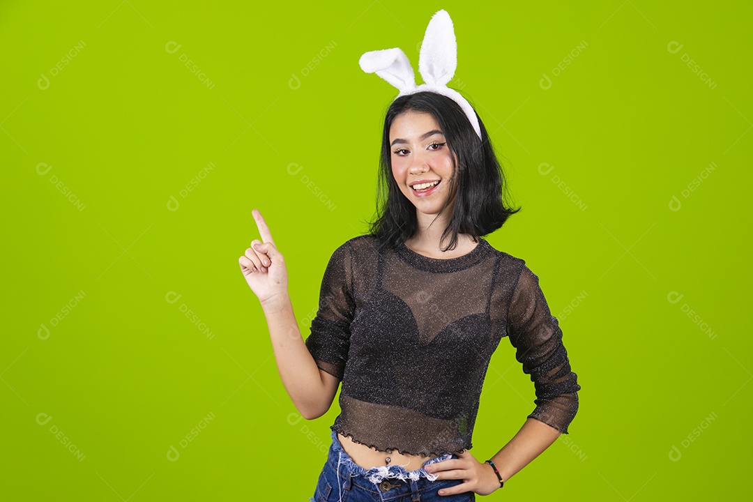 Linda Mulher garota usando fantasia de coelho Conceito Feliz Páscoa