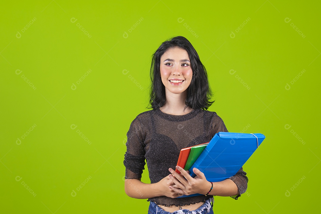 Linda mulher jovem garota segurando pasta