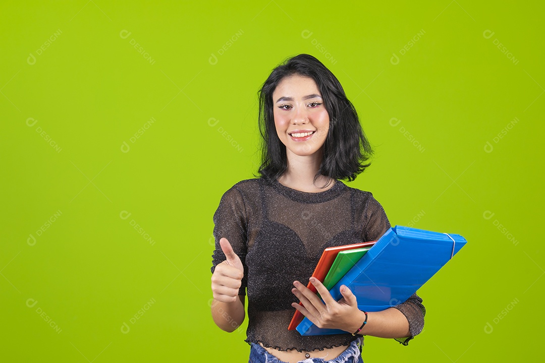 Linda mulher jovem garota segurando pasta