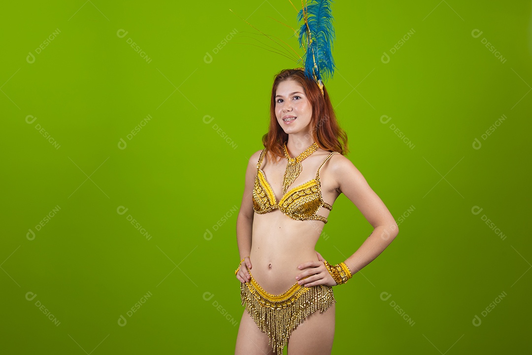 Linda mulher jovem usando fantasia de carnaval sobre fundo isolado