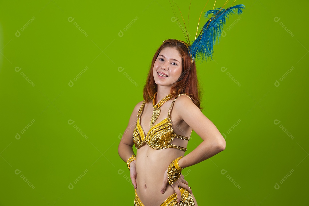 Linda mulher jovem usando fantasia de carnaval sobre fundo isolado