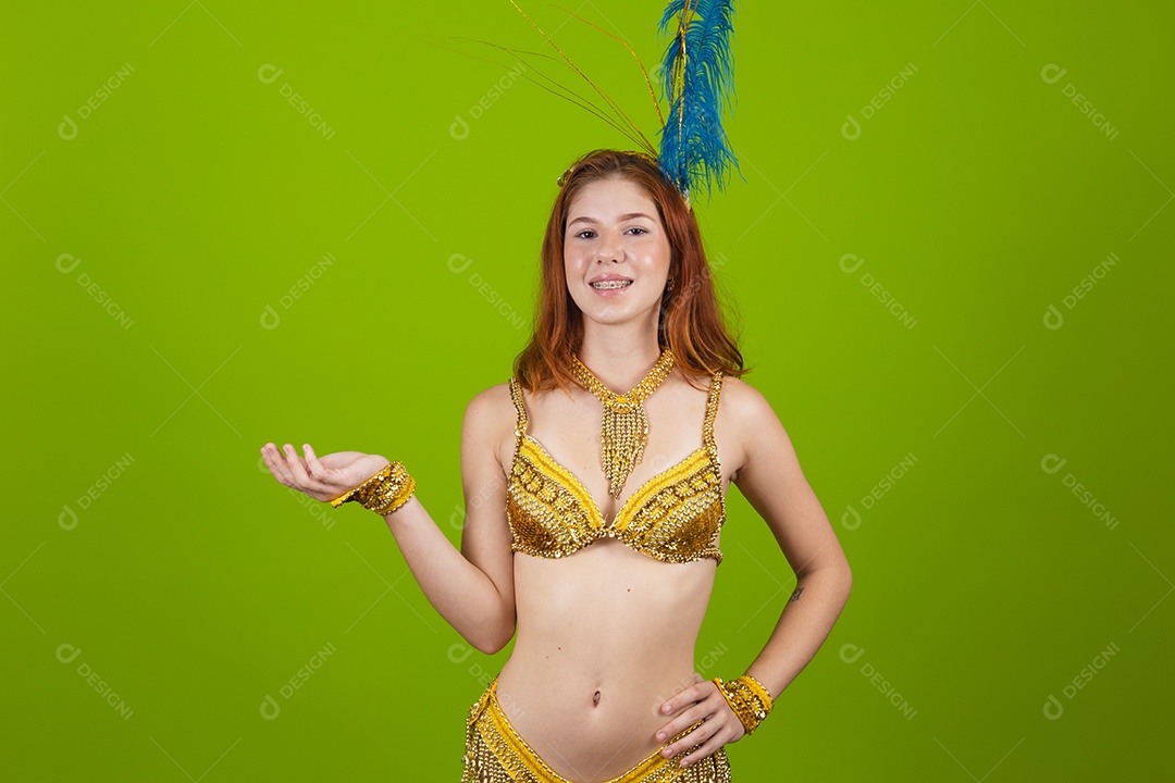 Linda mulher jovem usando fantasia de carnaval sobre fundo isolado