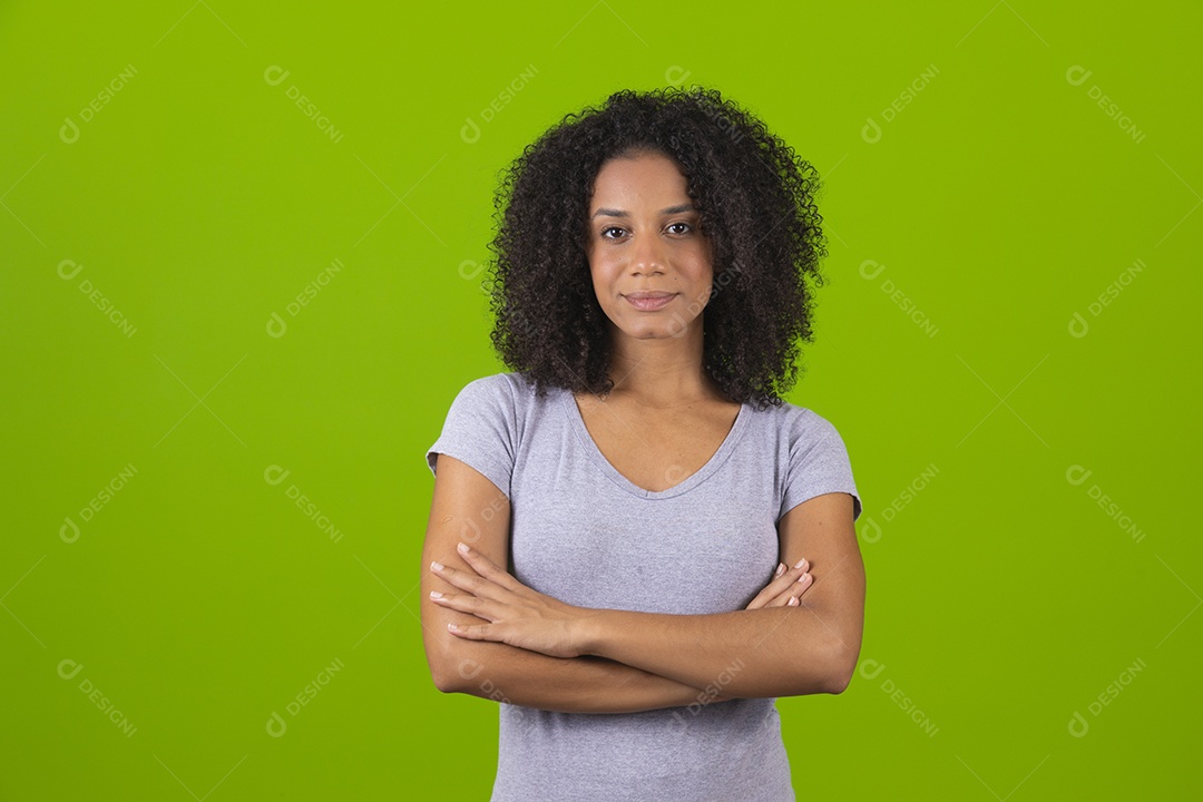 Linda mulher jovem cabelo cacheado sobre fundo isolado amarelo