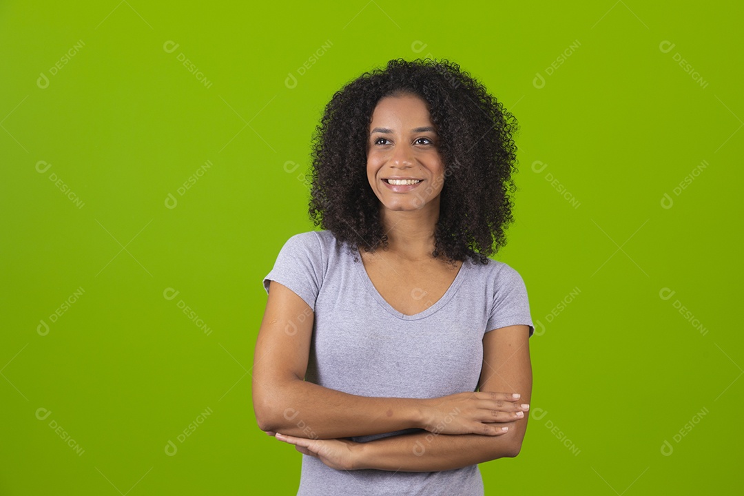 Linda mulher jovem cabelo cacheado sobre fundo isolado