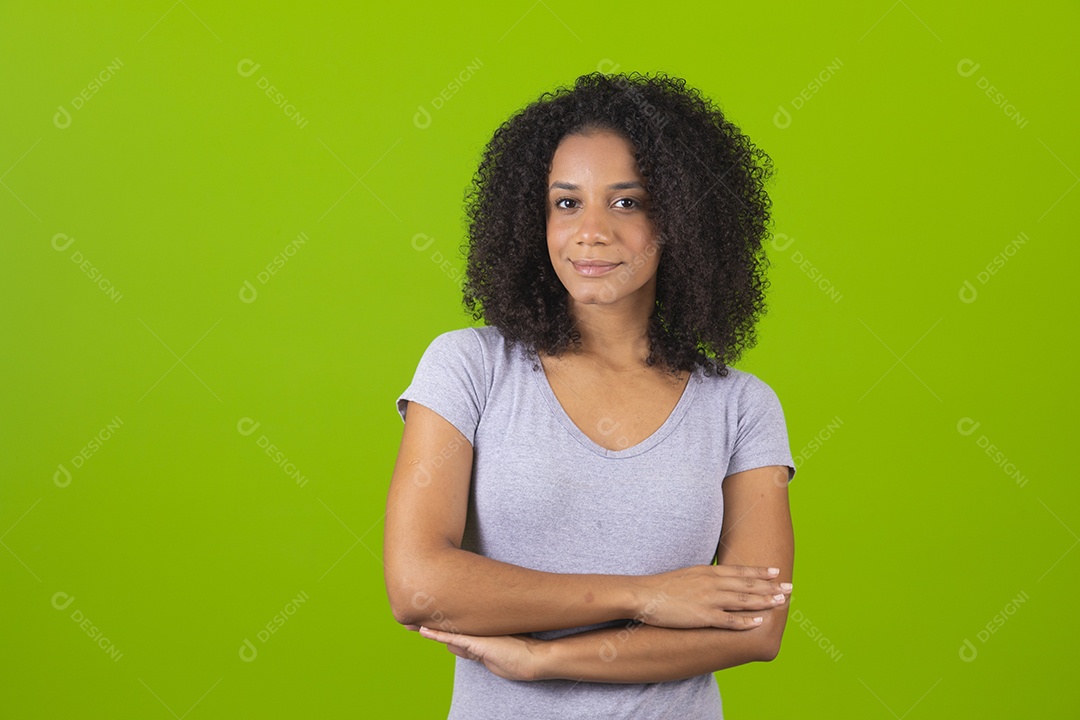 Linda mulher jovem cabelo cacheado sobre fundo isolado