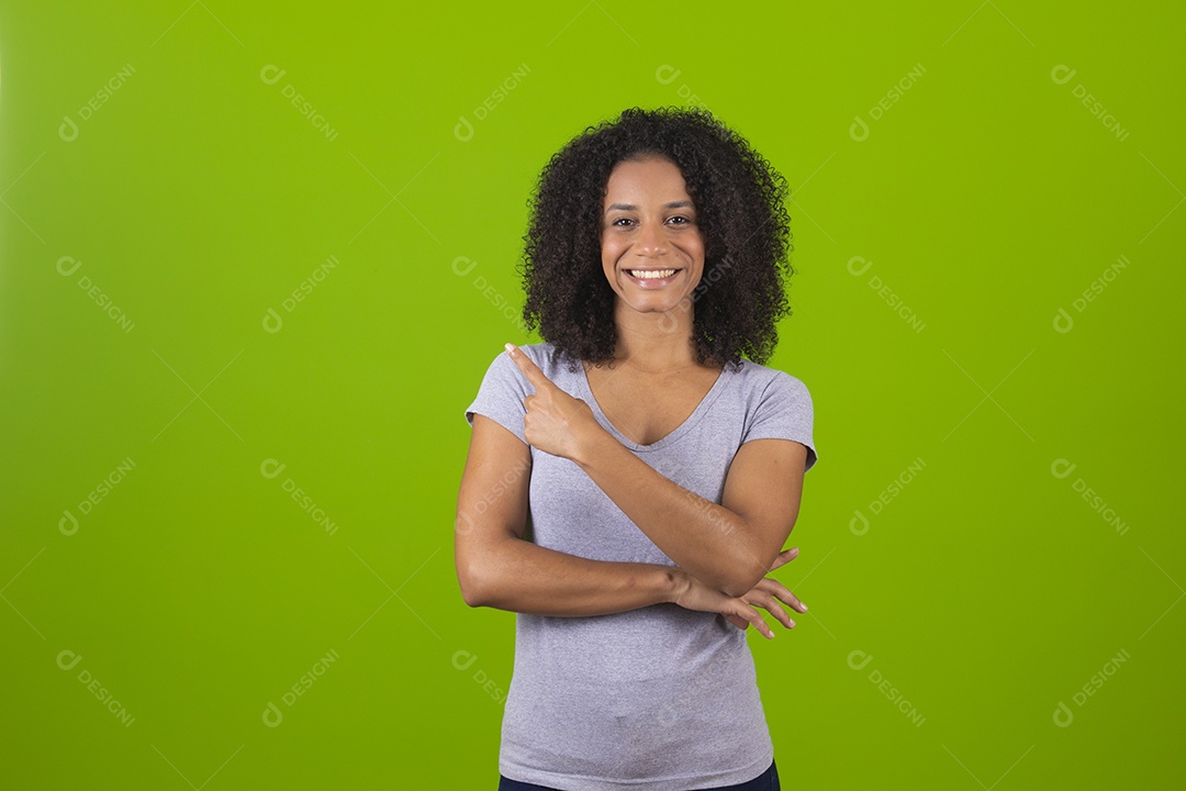 Linda mulher jovem cabelo cacheado sobre fundo isolado