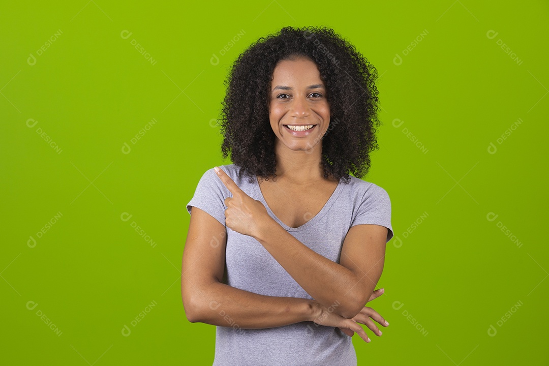 Linda mulher jovem cabelo cacheado sobre fundo isolado