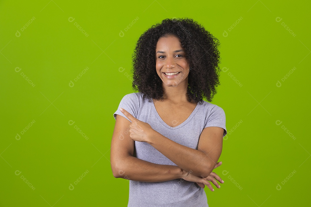 Linda mulher jovem cabelo cacheado sobre fundo isolado