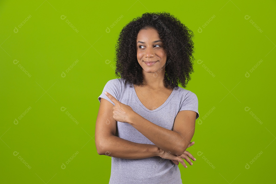 Linda mulher jovem cabelo cacheado sobre fundo isolado
