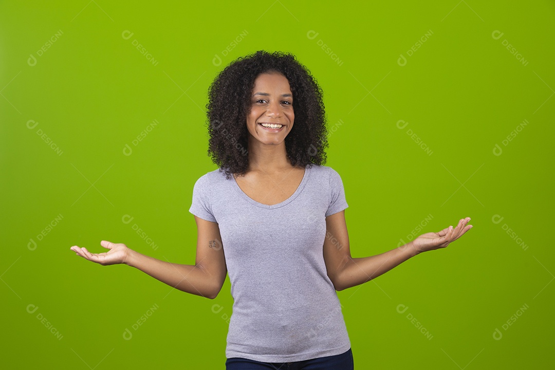 Linda mulher jovem cabelo cacheado sobre fundo isolado