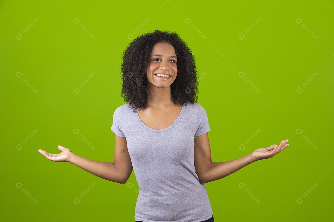 Linda mulher jovem garota segurando pasta