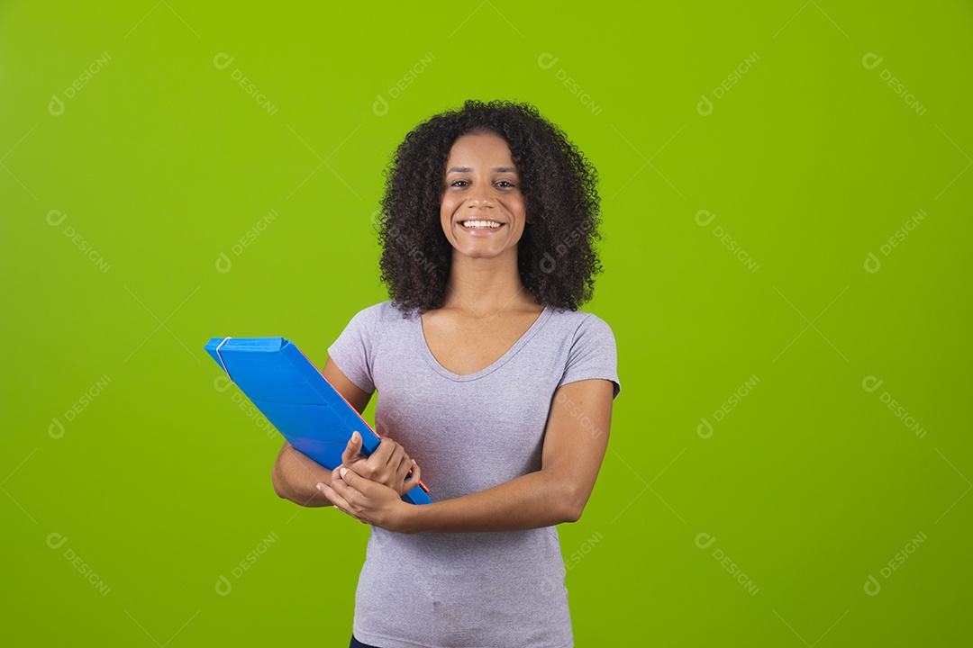 Linda mulher jovem garota segurando pasta