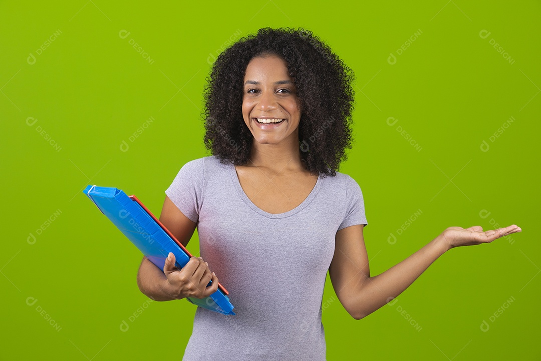 Linda mulher jovem garota segurando pasta