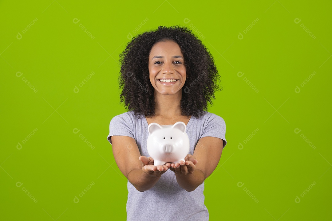 Linda mulher jovem cabelo cacheado segurando cofre