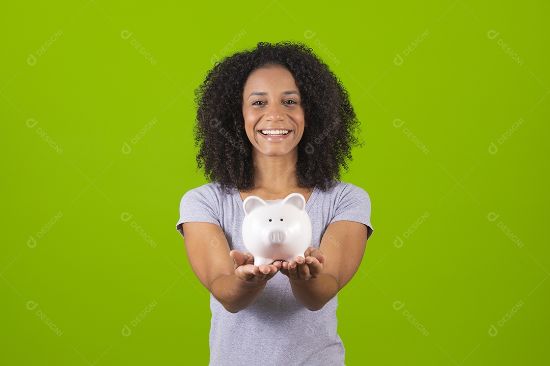 Linda mulher jovem cabelo cacheado segurando cofre