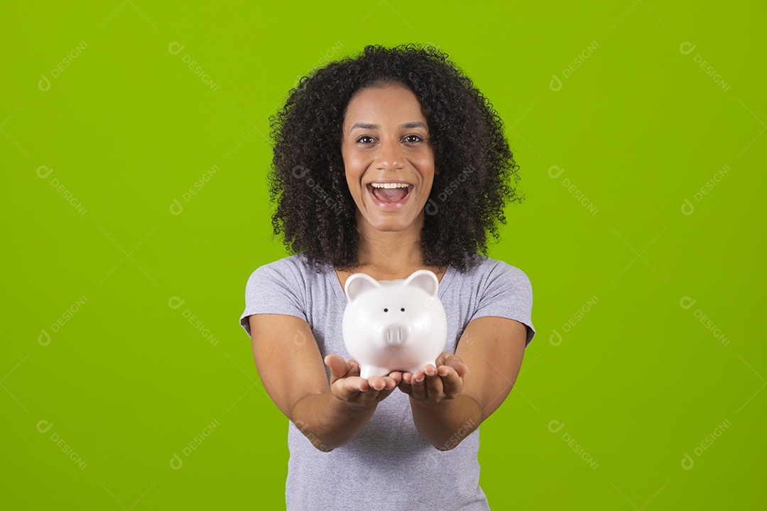 Linda mulher jovem cabelo cacheado segurando cofre