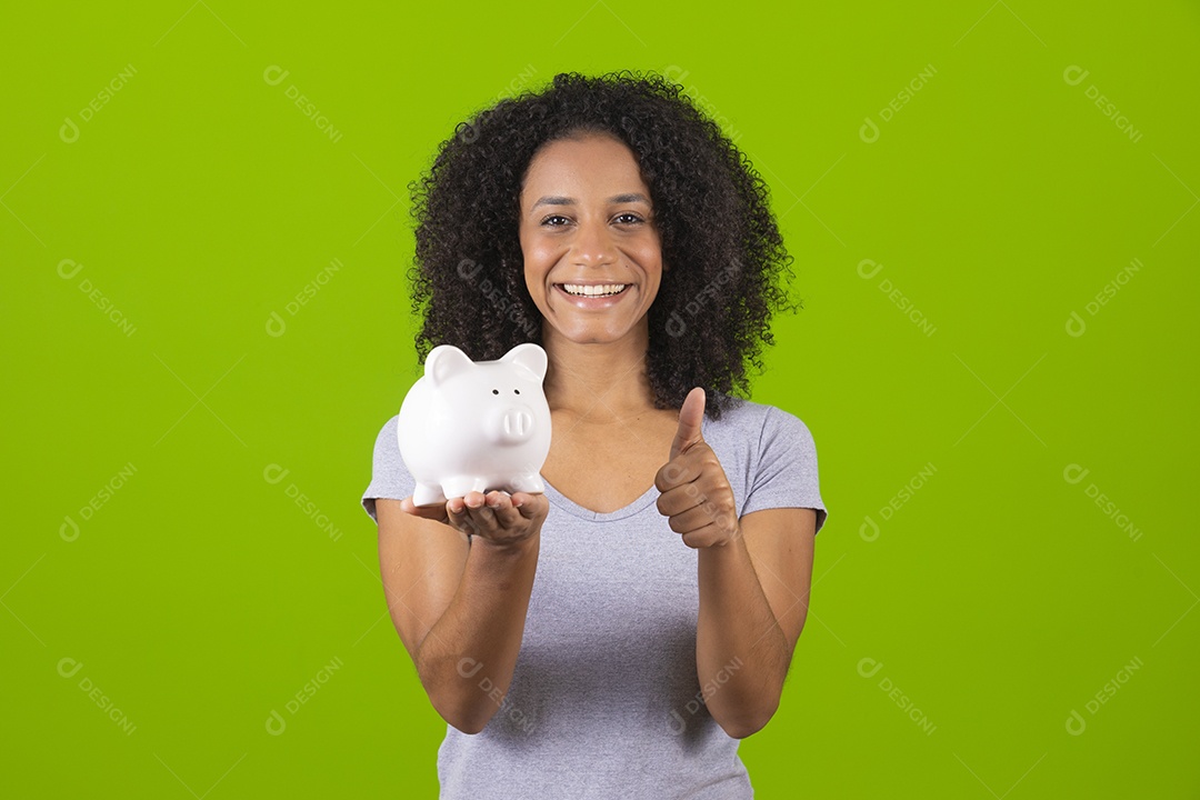 Linda mulher jovem cabelo cacheado segurando cofre