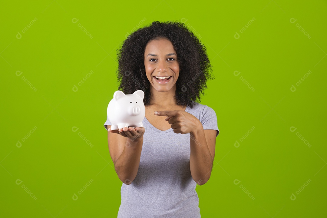 Linda mulher jovem cabelo cacheado segurando cofre