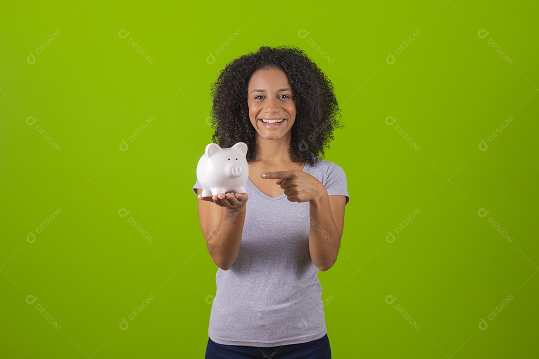Linda mulher jovem cabelo cacheado sobre fundo isolado