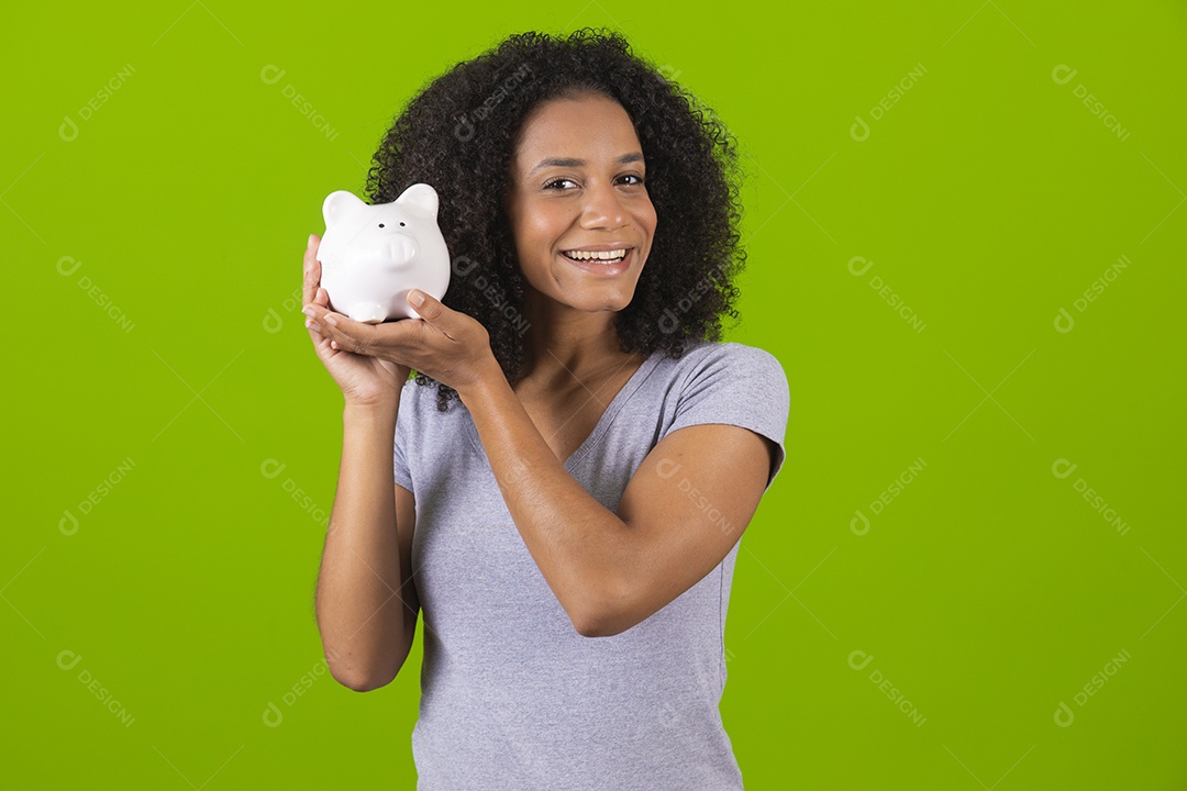 Linda mulher jovem cabelo cacheado sobre fundo isolado
