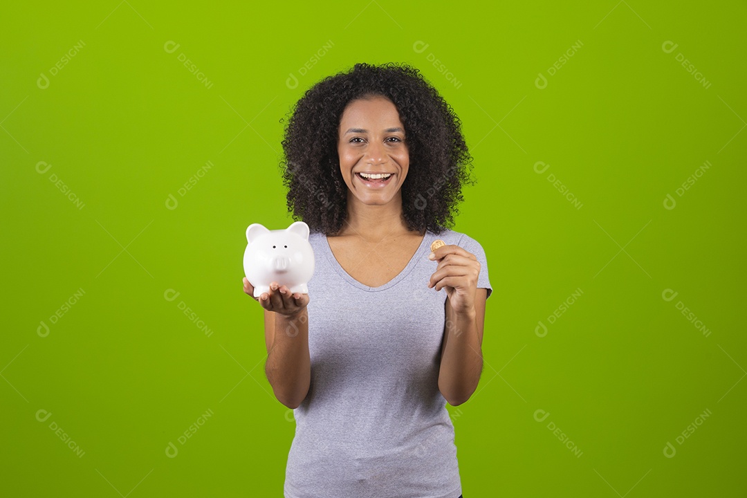 Linda mulher jovem cabelo cacheado sobre fundo isolado