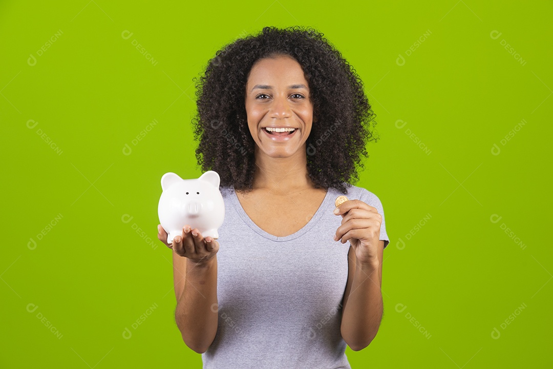 Linda mulher jovem cabelo cacheado sobre fundo isolado