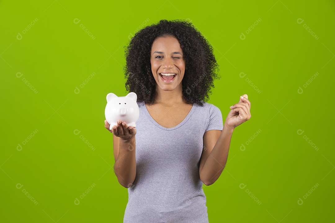 Linda mulher jovem cabelo cacheado sobre fundo isolado