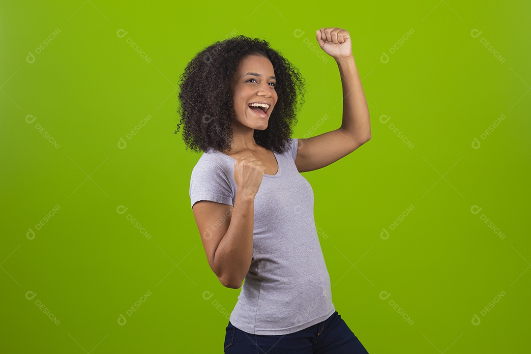 Linda mulher jovem cabelo cacheado sobre fundo isolado