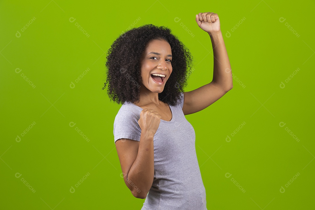 Linda mulher jovem cabelo cacheado sobre fundo isolado