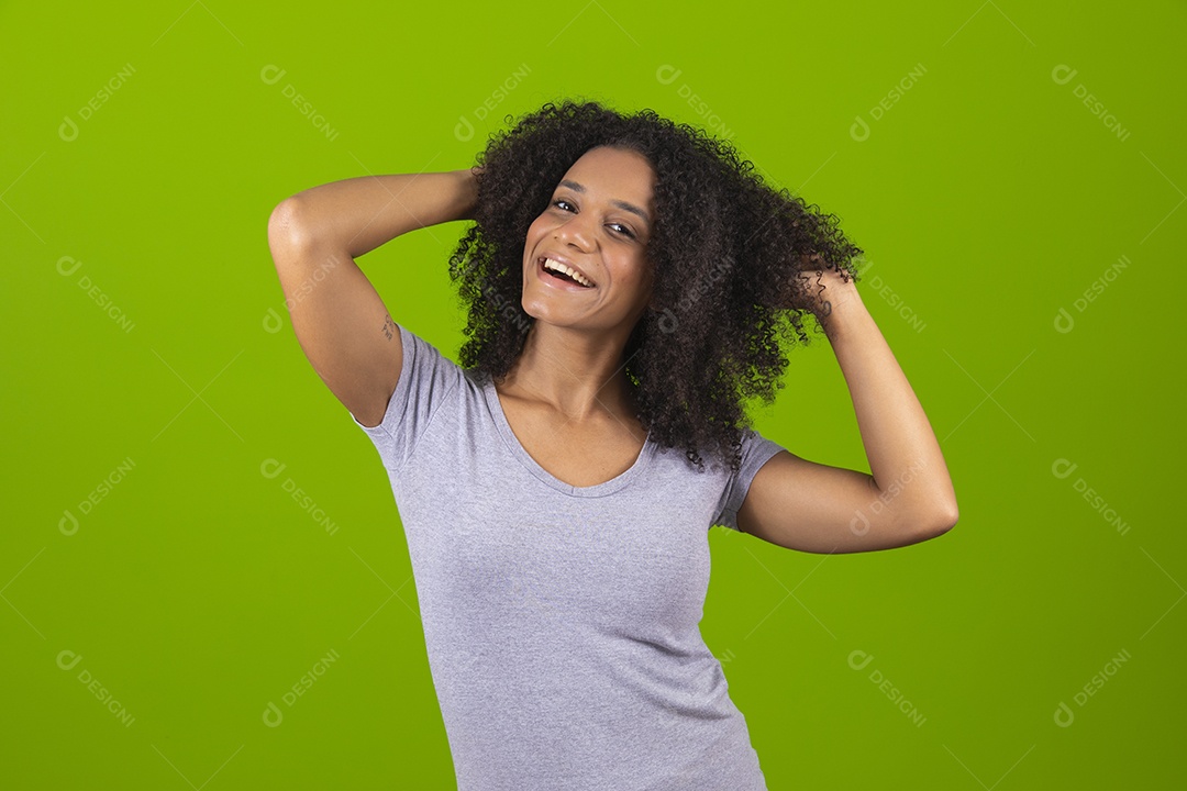 Linda mulher jovem cabelo cacheado sobre fundo isolado