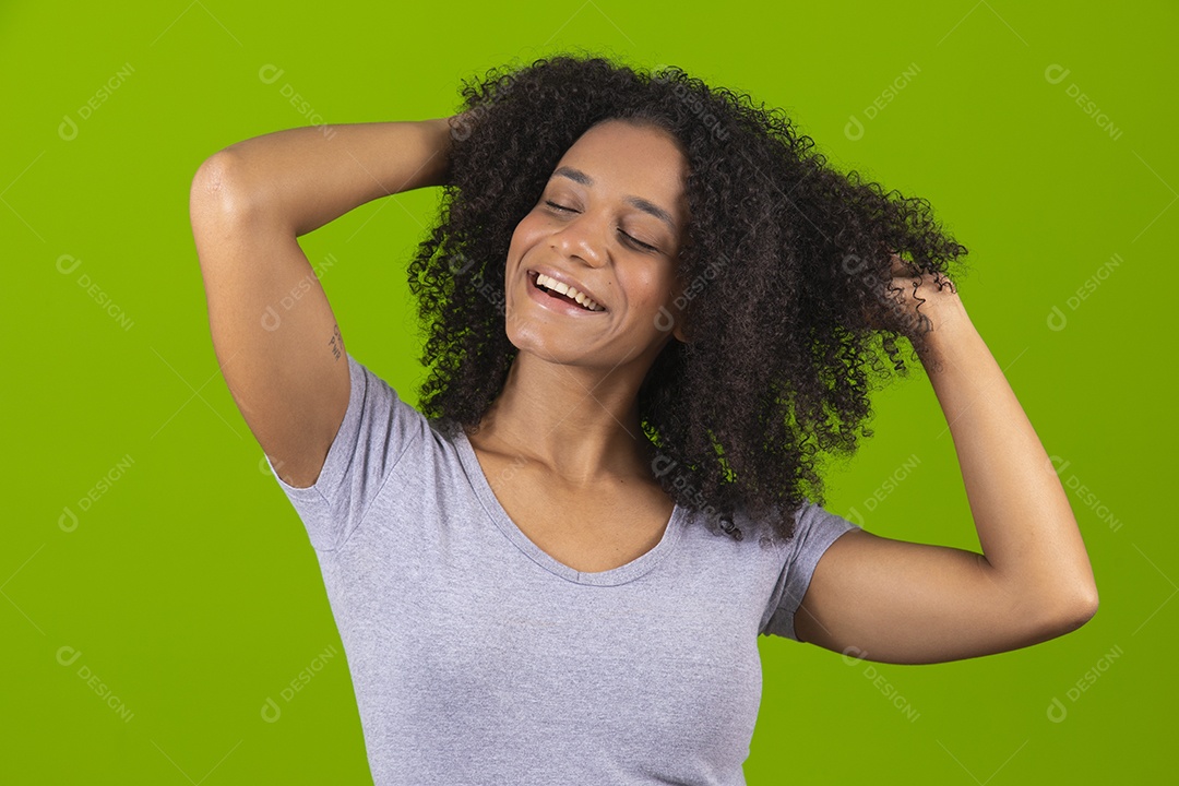 Linda mulher jovem cabelo cacheado sobre fundo isolado