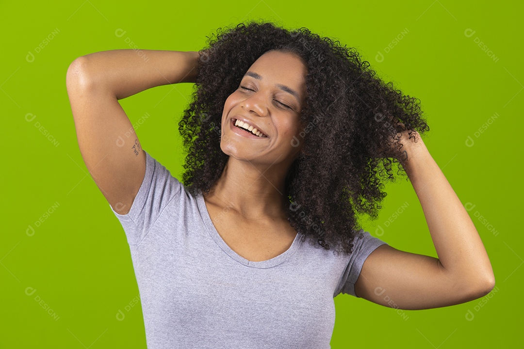 Linda mulher jovem cabelo cacheado sobre fundo isolado