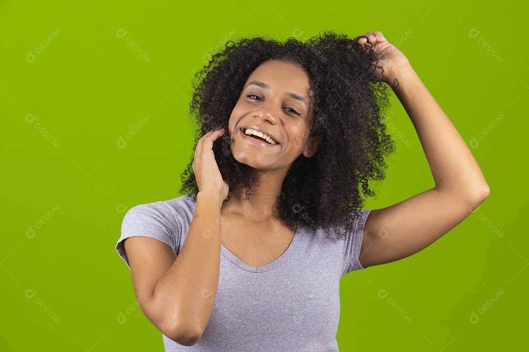 Linda mulher jovem cabelo cacheado sobre fundo isolado