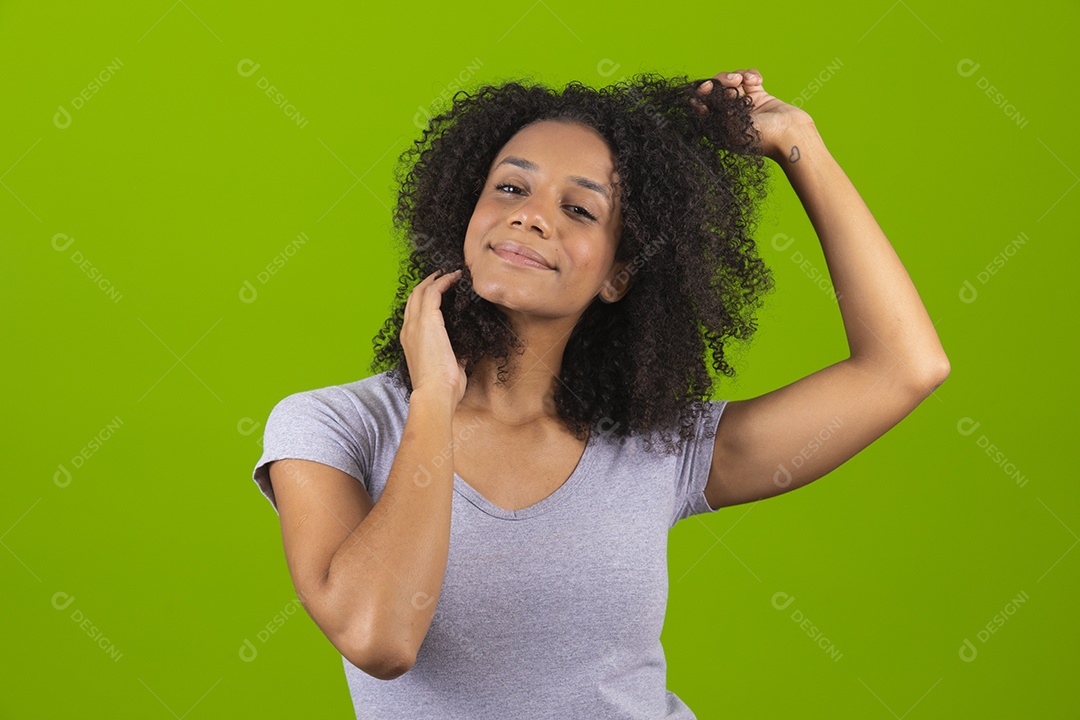 Linda mulher jovem cabelo cacheado sobre fundo isolado