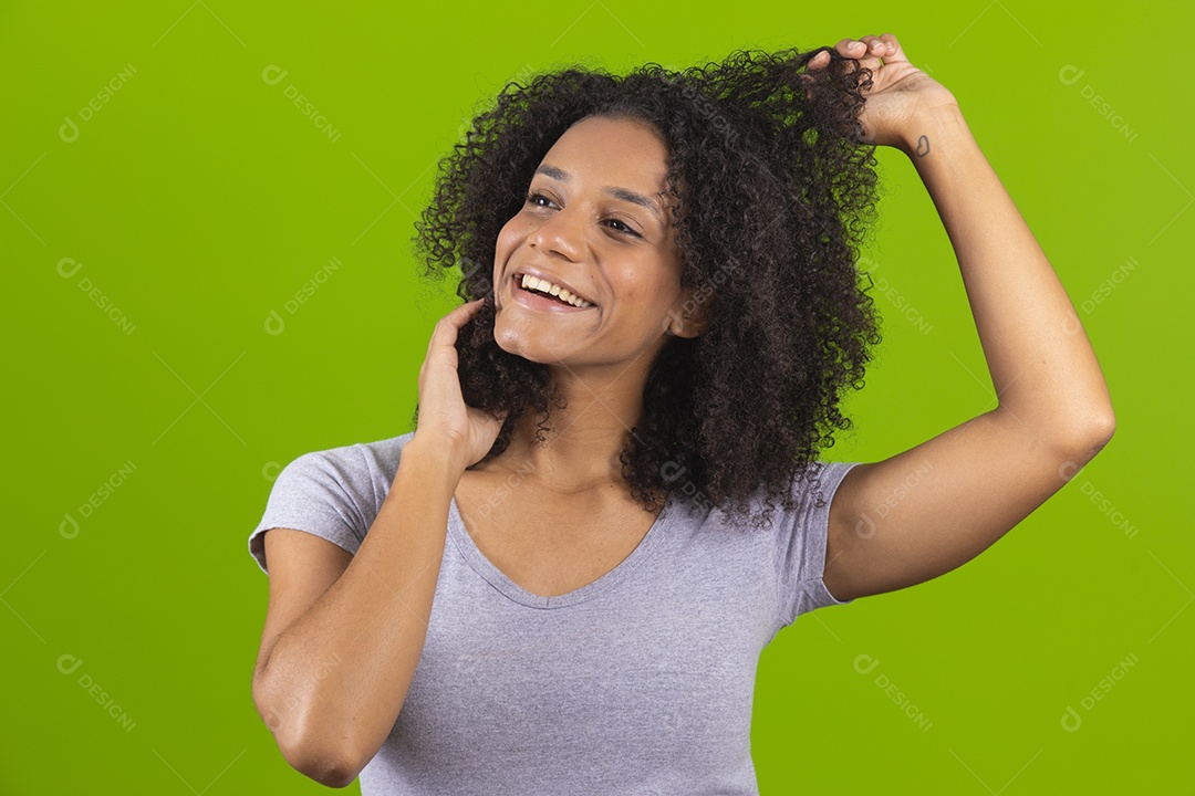 Linda mulher jovem cabelo cacheado sobre fundo isolado