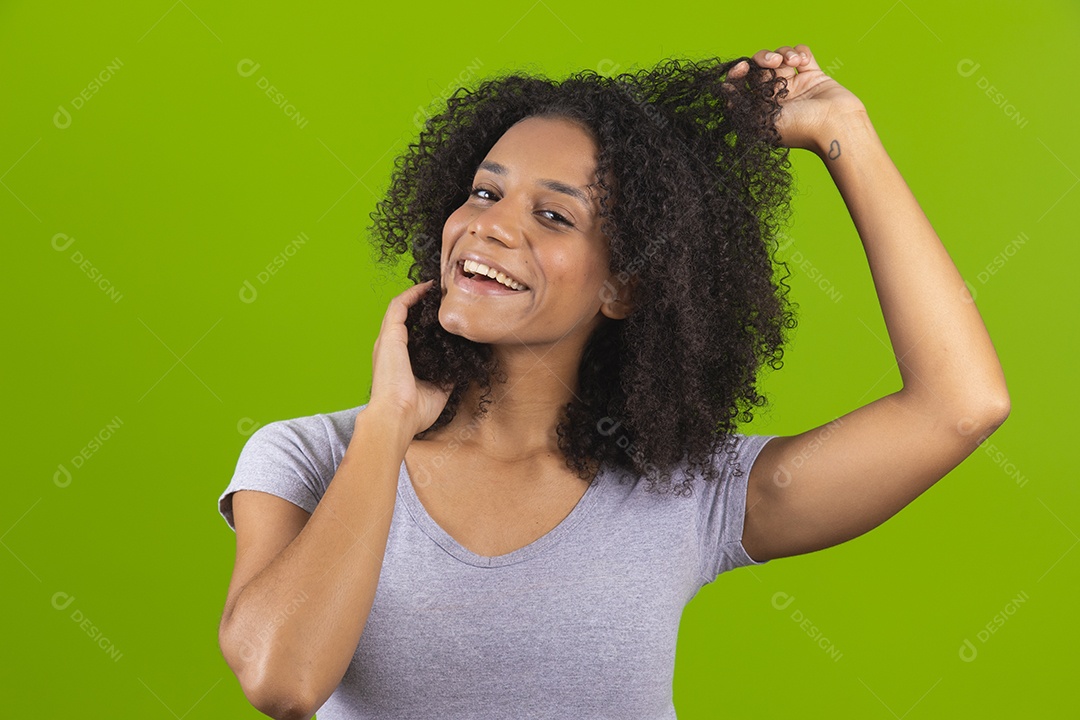 Linda mulher jovem cabelo cacheado sobre fundo isolado
