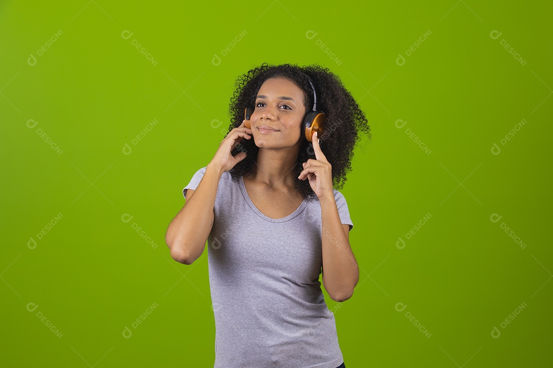 Linda mulher jovem cabelo cacheado sobre fundo isolado