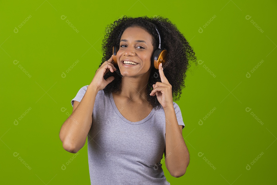 Linda mulher jovem cabelo cacheado sobre fundo isolado