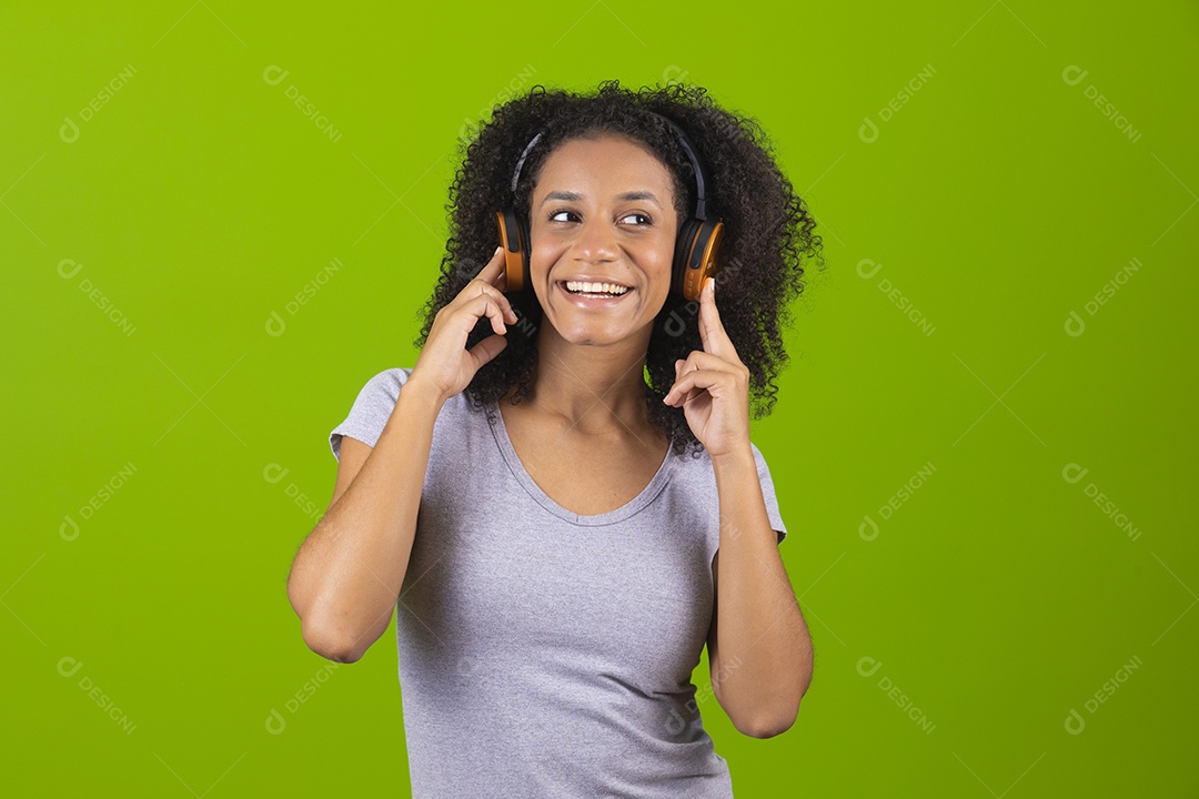 Linda mulher jovem cabelo cacheado sobre fundo isolado