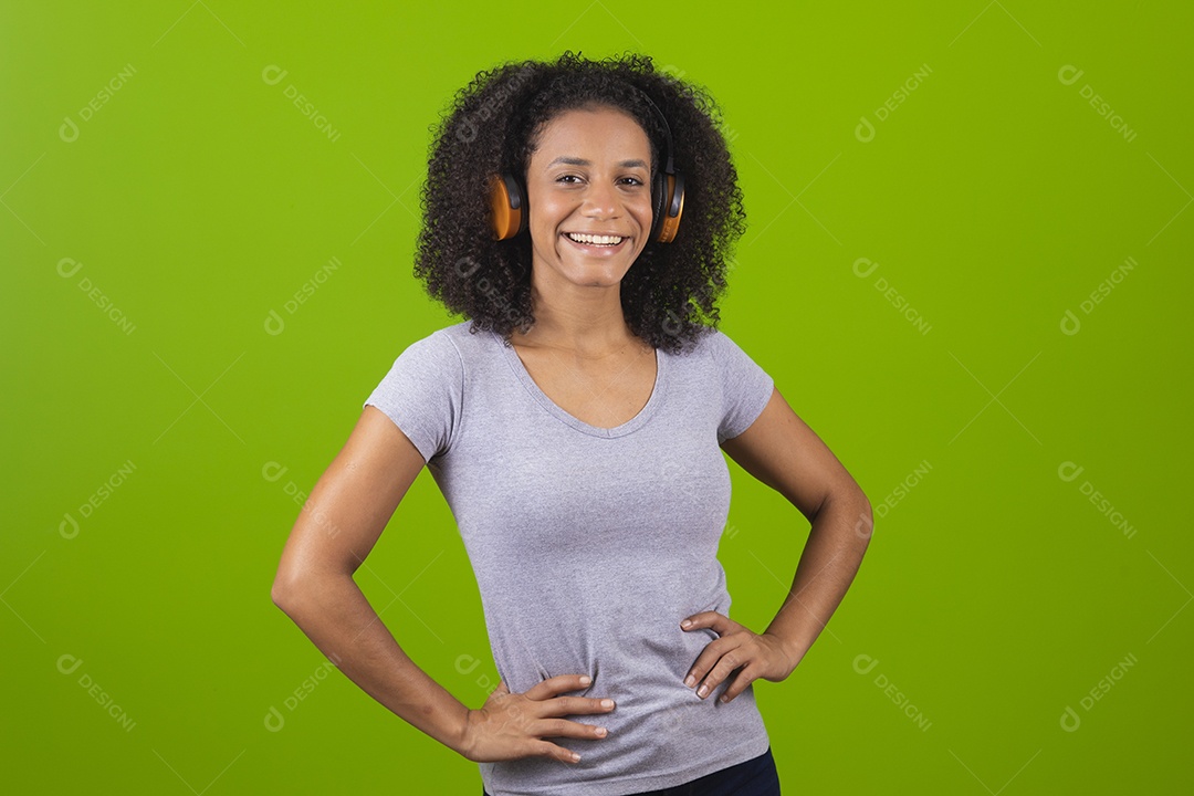 Linda mulher jovem cabelo cacheado sobre fundo isolado