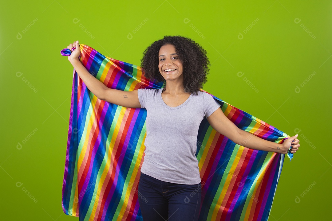 Linda mulher jovem cabelo cacheado segurando bandeira LGBTQI+